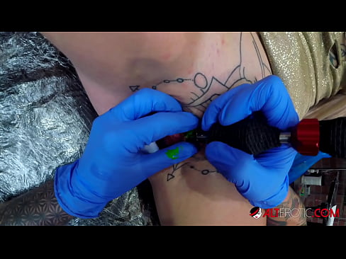 ❤️ Uiters getatoeëerde hottie Sully Savage het 'n tatoeëermerk op haar klitoris gekry ☑ Gehalte-seks op af.filmexxx18.ru ❌️❤